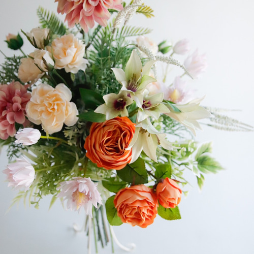 セルリア・ダリア・オレンジ色の薔薇がメインの優しい色合いの