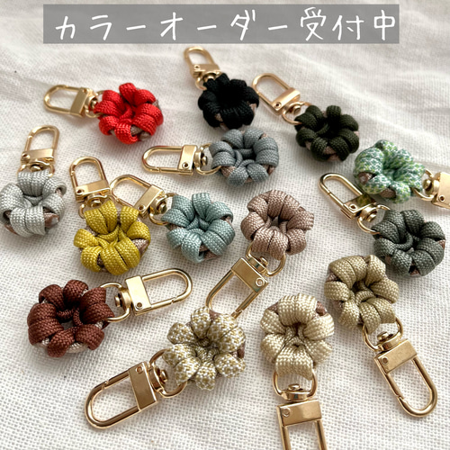 p-chan様オーダー　ハンドストラップ　スマホストラップ　パラコード お花4つ ハンドストラップ 2トーンタイプ パラコード ピンクベージュ