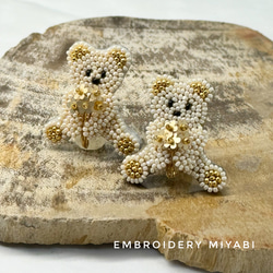 小さな花束を持った小さなテディベアのブビーズ刺繍ローチ　(リュネビル刺繍)　 4枚目の画像