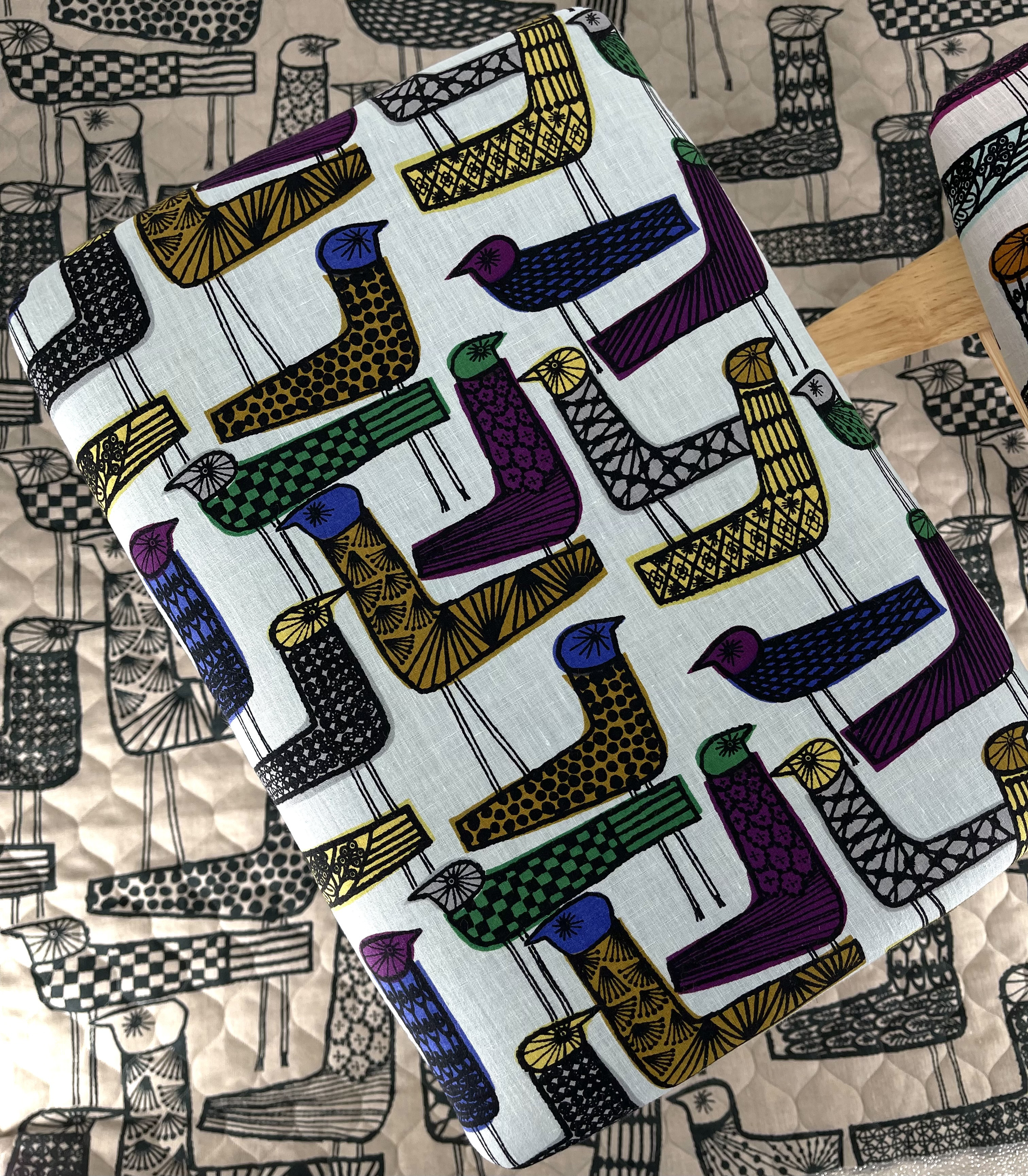 ③ブルー2023 秋　mingling 天然木材スツールミナペルホネン北欧　タンバリン カモメ　鳥　bird