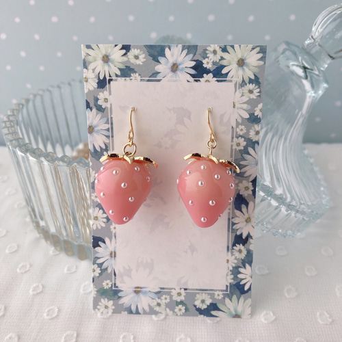 最も優遇の ミルキーピンク苺ピアス*いちごイチゴストロベリー*大ぶり ピアス