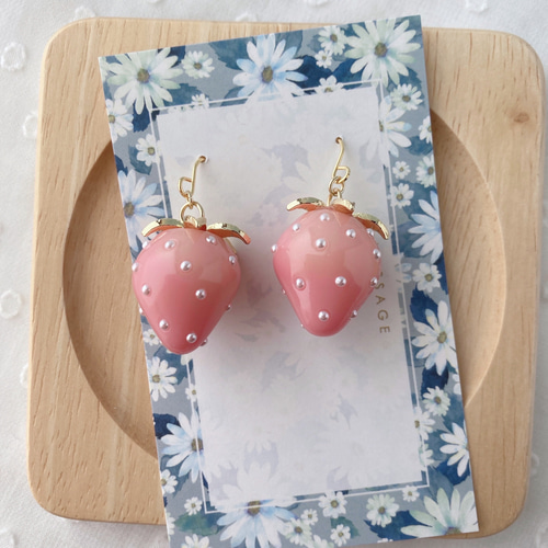 ミルキーピンク苺ピアス*いちごイチゴストロベリー*大ぶりおしゃれで