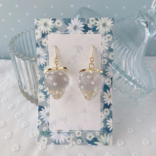 いちごのマスクチャーム 小 キラキラ蝶々 ピアス イヤリングハンドメイド