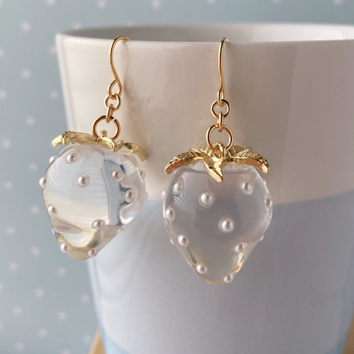 ピアス　イヤリング　秋冬ピアス　大人可愛い　ハンドメイド　プレゼント　クリスマス クリア苺ピアス*いちごイチゴストロベリー*大ぶりおしゃれ大人可愛い