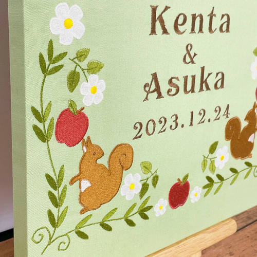 ウェルカムボード　リスとりんご刺繍　アイボリー　ウェディング　結婚式　名入れ ウェルカムボードリスとりんご刺繍アイボリーウェディング結婚式