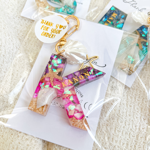 マカナのハンドメイド イニシャルキーホルダー - メルカリ