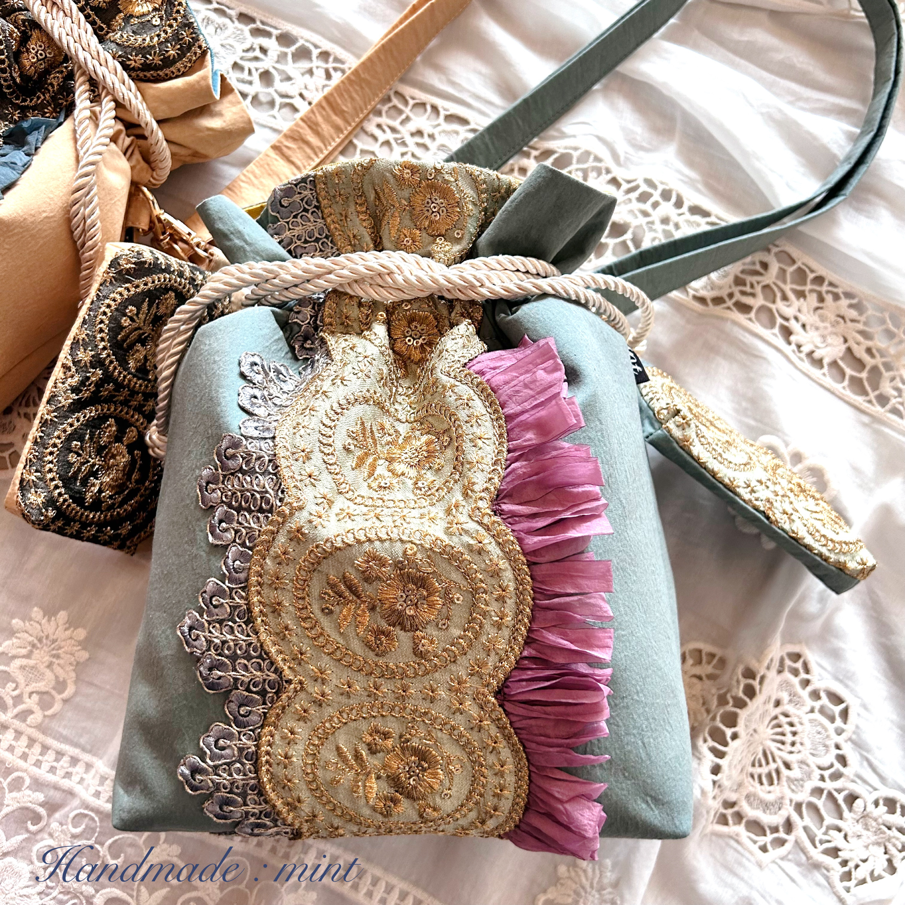 刺繍デザインの巾着袋　インド刺繍生地　巾着バッグ　巾着袋　ハンドメイド 希少生地 インド刺繍生地巾着バッグ ミニバッグ ハンドメイド