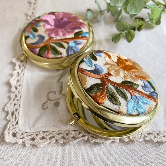 オリエタルフラワー刺繍のコンパクトミラー／手鏡 オレンジ系のみ 手鏡