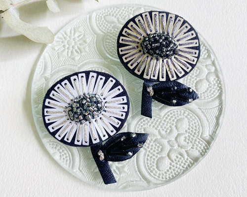 ハンドメイド　刺繍ブローチ　オーダーお受けさします 送料無料母の日ギフト⭐︎物語刺繍ブローチ「花」⭐︎フラワーブローチ