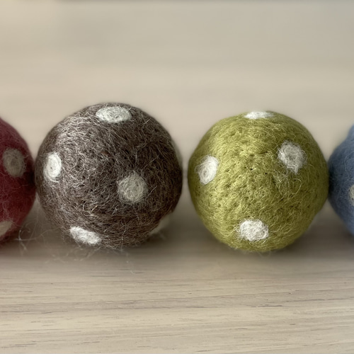 羊毛フェルトの鈴入りボール ピンク おもちゃ・人形 tricoter