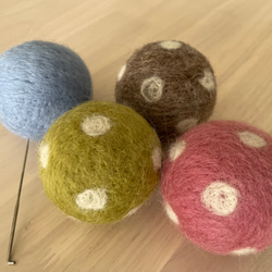 羊毛フェルトの鈴入りボール オリーブ 2枚目の画像