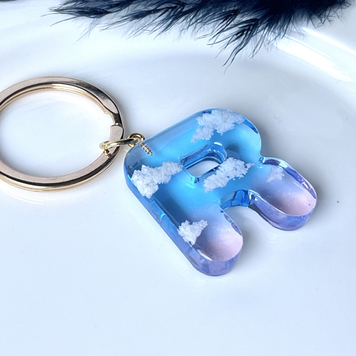 朝焼けの雲入りイニシャルキーホルダー・チャーム・R キーホルダー