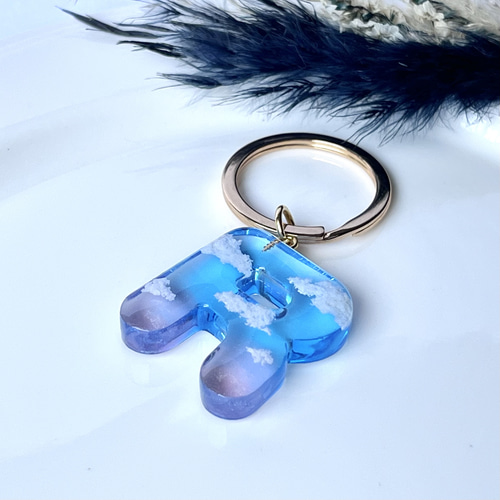 R イニシャルキーホルダー　白＆青系マトリカリア　アルファベット　レジンチャーム R イニシャルキーホルダー 白＆青系マトリカリア アルファベット