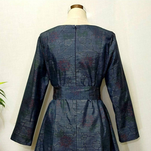 着物リメイク♤大島紬正絹♤Ａラインワンピース長袖紺地の花柄 着物リメイク♤大島紬正絹♤Aラインワンピース長袖紺地の花柄 着物