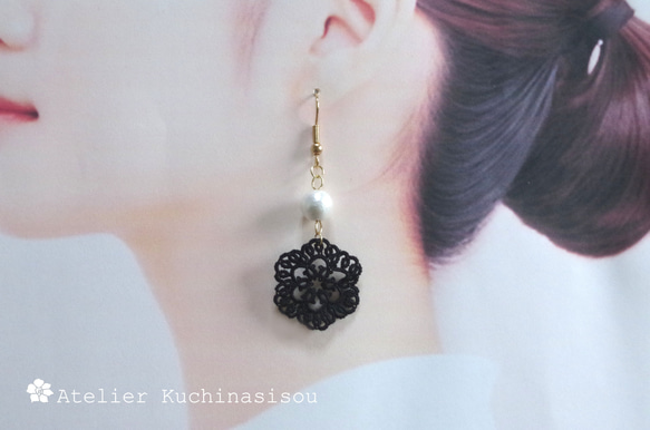 梭織蕾絲棉質珍珠耳環&lt;黑色&gt; 第5張的照片