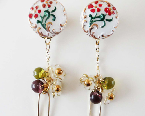 赤　花　ボタン　アクセサリー　バラ　ヴィンテージ　フラメンコ　ピアス　イヤリング アンティークモチーフのフラメンコピアス/イヤリング（レッド