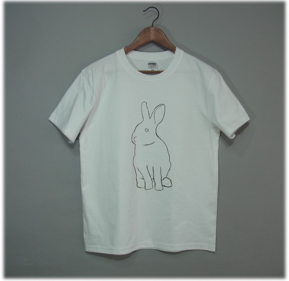 ひと休み中の＜うさぎ＞-手でペイントされたシンプルなＴシャツ「展示品」Unisex 4枚目の画像