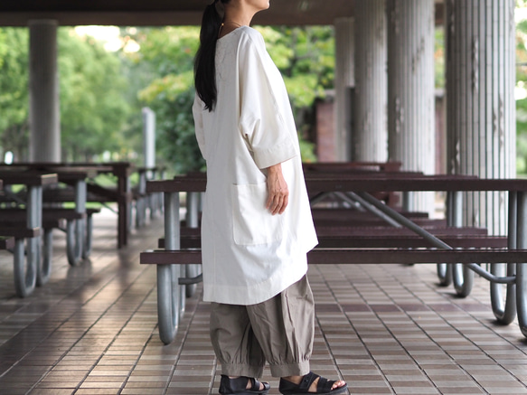 蓬鬆拉絨棉長袍襯衫，附口袋/灰白色 第4張的照片