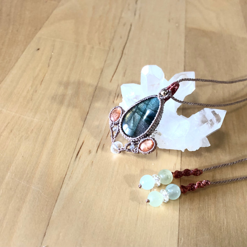 マクラメ編み ペンダント ラブラドライト サンストーン ハンドメイド マクラメ編み ペンダント ラブラドライト サンストーン ハンドメイド