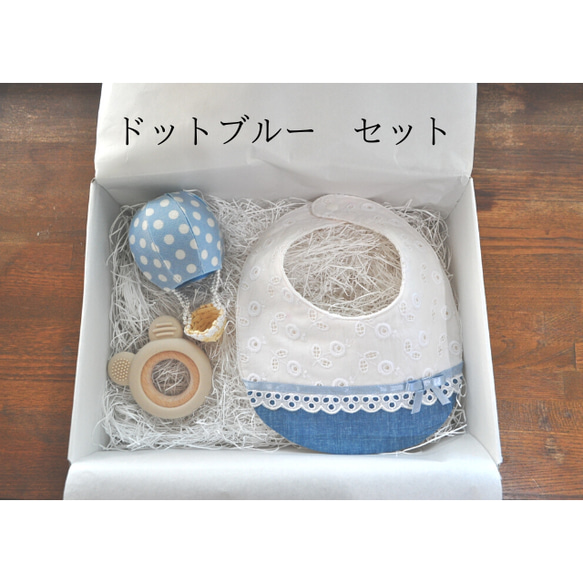 出産祝い　ギフト３点セット　気球モビール × スタイ 4枚目の画像