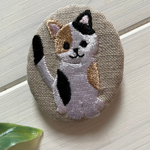 刺繡ブローチ　猫　トラと三毛 2枚目の画像