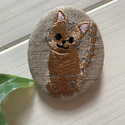 刺繡ブローチ　猫　トラと三毛 3枚目の画像