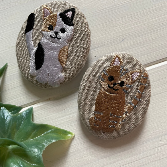 刺繡ブローチ　猫　トラと三毛 1枚目の画像