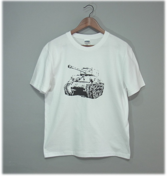 ＜戦車 シャーマン＞-手でペイントされたシンプルなＴシャツ「展示品」Unisex 4枚目の画像