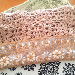 インド刺繍リボンのポーチ・かぎ針編みとのコラボレーション・秋桜 2枚目の画像