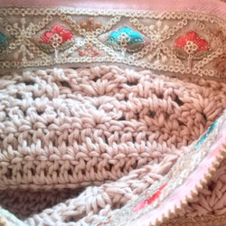 インド刺繍リボンのポーチ・かぎ針編みとのコラボレーション・秋桜 4枚目の画像