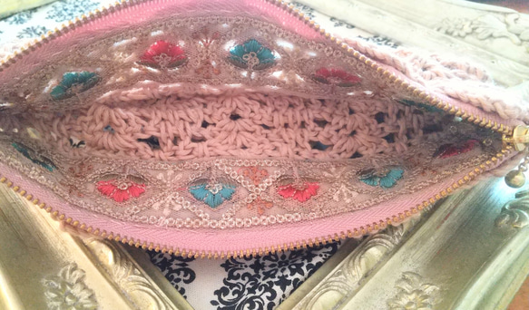 インド刺繍リボンのポーチ・かぎ針編みとのコラボレーション・秋桜 3枚目の画像