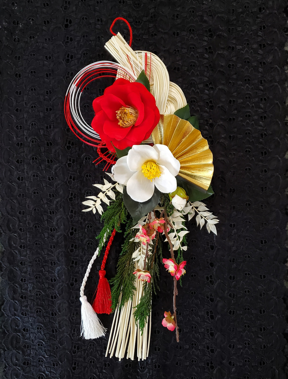 【早割お正月2024】紅白椿のお正月飾り　丸籐飾り　後1点限り　(Creema限定) 1枚目の画像