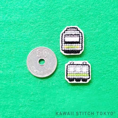 電車 正面【ブローチ】バッチ バッジ 鉄道 乗り物 train 刺繍 かわいい