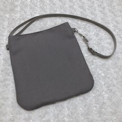 １６６０．帆布のサコッシュ　グレー×黒ポケット　猫の手タグ（黒）　肉球　ポシェット　再販 2枚目の画像