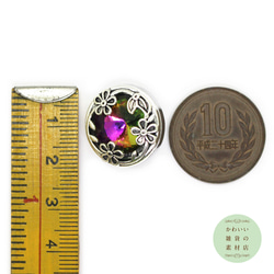 20mm ダークレインボーの大きな丸いラインストーンの周りに5弁の小花が3つ並んだ銀古美スナップボタン#BUS-0062 3枚目の画像