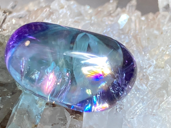 紫陽花色の雫♡　レインボー　オーラ　水晶　タンブル　ブルー　原石　クリスタル 2枚目の画像
