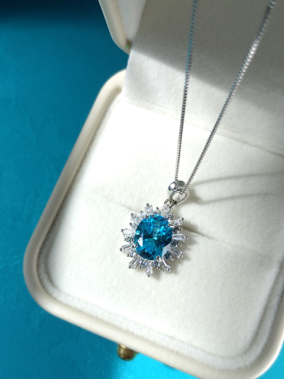 ずっと着けたい青色アクセ　アクアマリン　人工宝石　天然石粉末使用　8ｘ10ｍｍ　ペンダントトップ　シルバー製 1枚目の画像