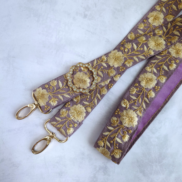【再販】ショルダーストラップ・スマホストラップ　インド刺繍リボン　デザインバックル　【花・パープル×ゴールド】 1枚目の画像