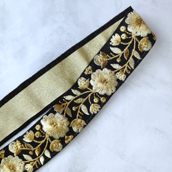 【再販】ショルダーストラップ・スマホストラップ　インド刺繍リボン　デザインバックル　【花・ブラック×ゴールド】 3枚目の画像