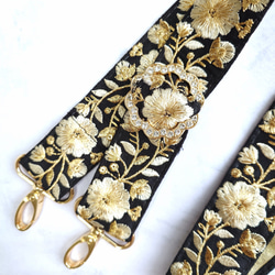 【再販】ショルダーストラップ・スマホストラップ　インド刺繍リボン　デザインバックル　【花・ブラック×ゴールド】 2枚目の画像