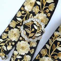 ショルダーストラップ・スマホストラップ　インド刺繍リボン　デザインバックル　【花・ブラック×シルバー】 3枚目の画像