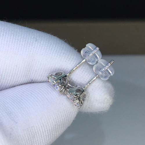 合計1カラット 】輝くモアサナイトダイヤモンド ピアス K18WG ピアス 
