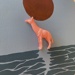 壓克力畫_月光下の長頸鹿 在水波盪漾之下顯得月色黯淡 第2張的照片