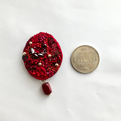 秋　"autumn berry" 一点もの刺繍オーバル型ブローチ　deep red 深い赤色　 4枚目の画像