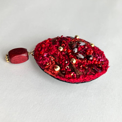 秋　"autumn berry" 一点もの刺繍オーバル型ブローチ　deep red 深い赤色　 9枚目の画像