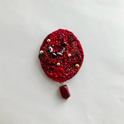 秋　"autumn berry" 一点もの刺繍オーバル型ブローチ　deep red 深い赤色　 1枚目の画像