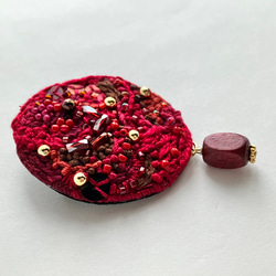 秋　"autumn berry" 一点もの刺繍オーバル型ブローチ　deep red 深い赤色　 8枚目の画像