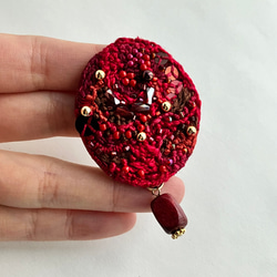 秋　"autumn berry" 一点もの刺繍オーバル型ブローチ　deep red 深い赤色　 2枚目の画像