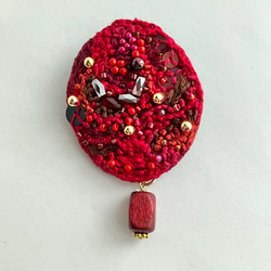 秋　"autumn berry" 一点もの刺繍オーバル型ブローチ　deep red 深い赤色　 6枚目の画像