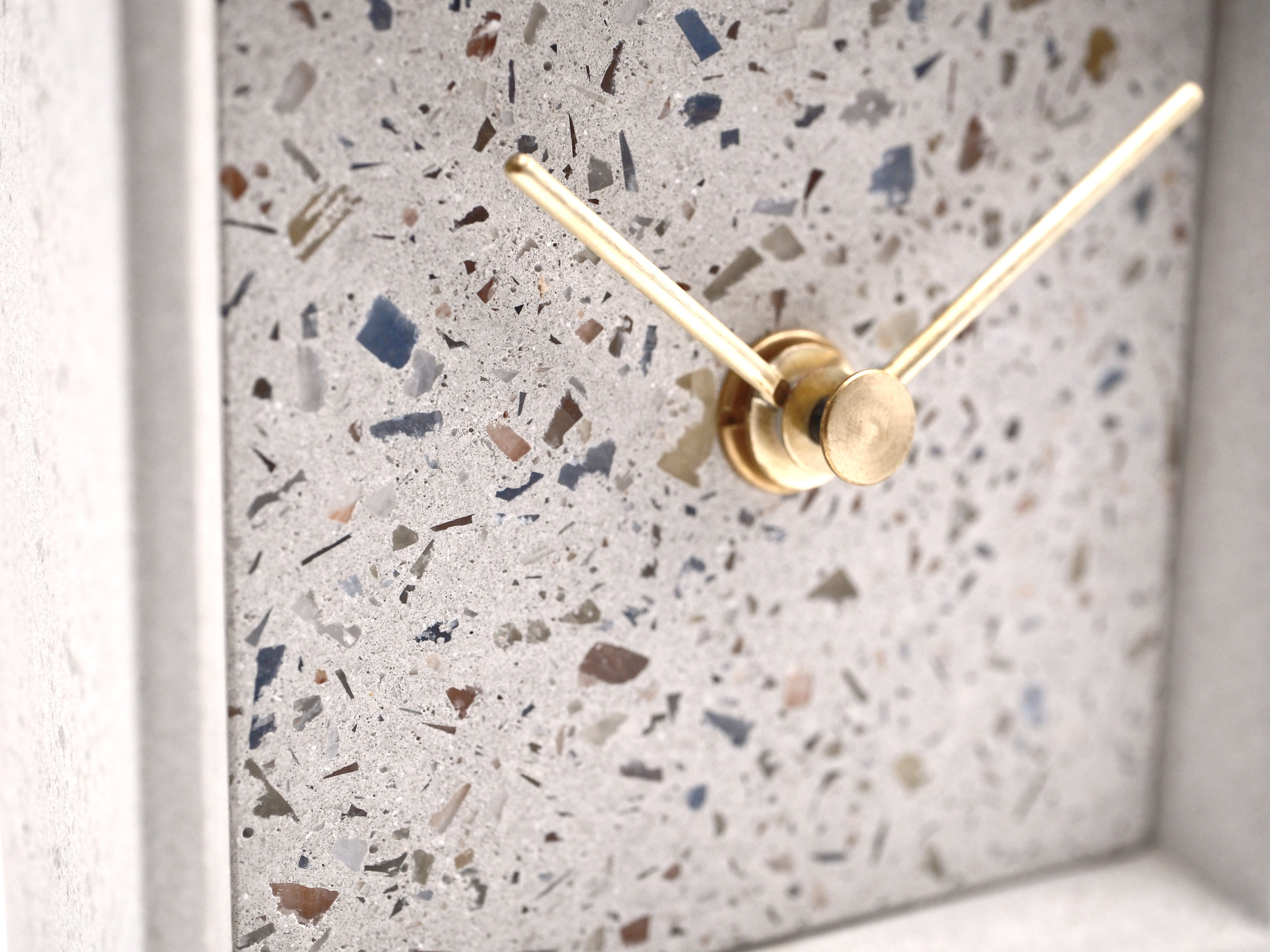 シンプルなアナログ置き時計　カルサイト　コンクリート 12,600円